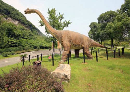 金钉子远古世界的恐龙雕塑