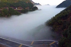 云雾弥漫的山路