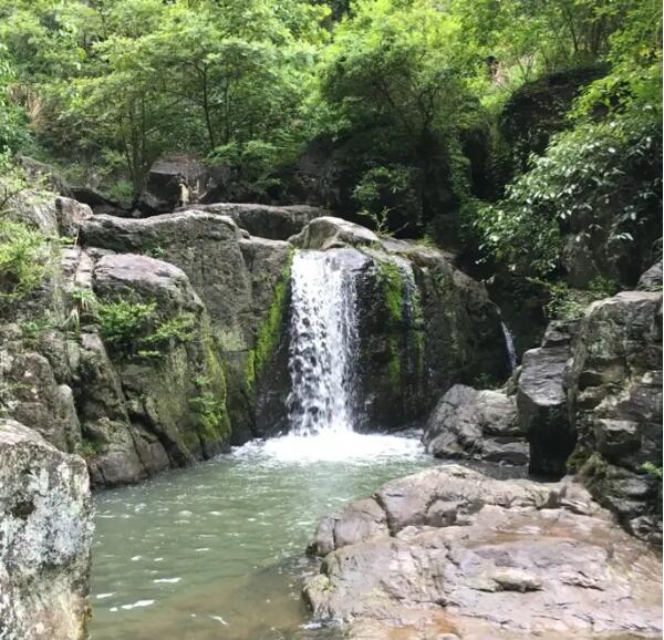 绿树成荫的水下孔景区