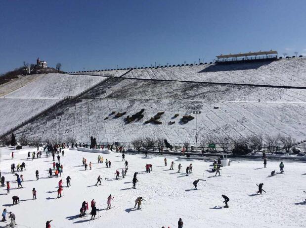 滑雪场全景