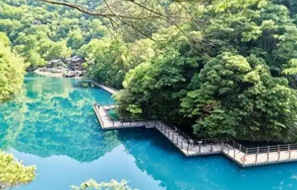 鼎湖山湖面