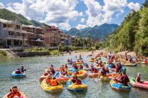 悬崖玻璃漂流与河道漂流双体验，解锁夏日刺激新维度
